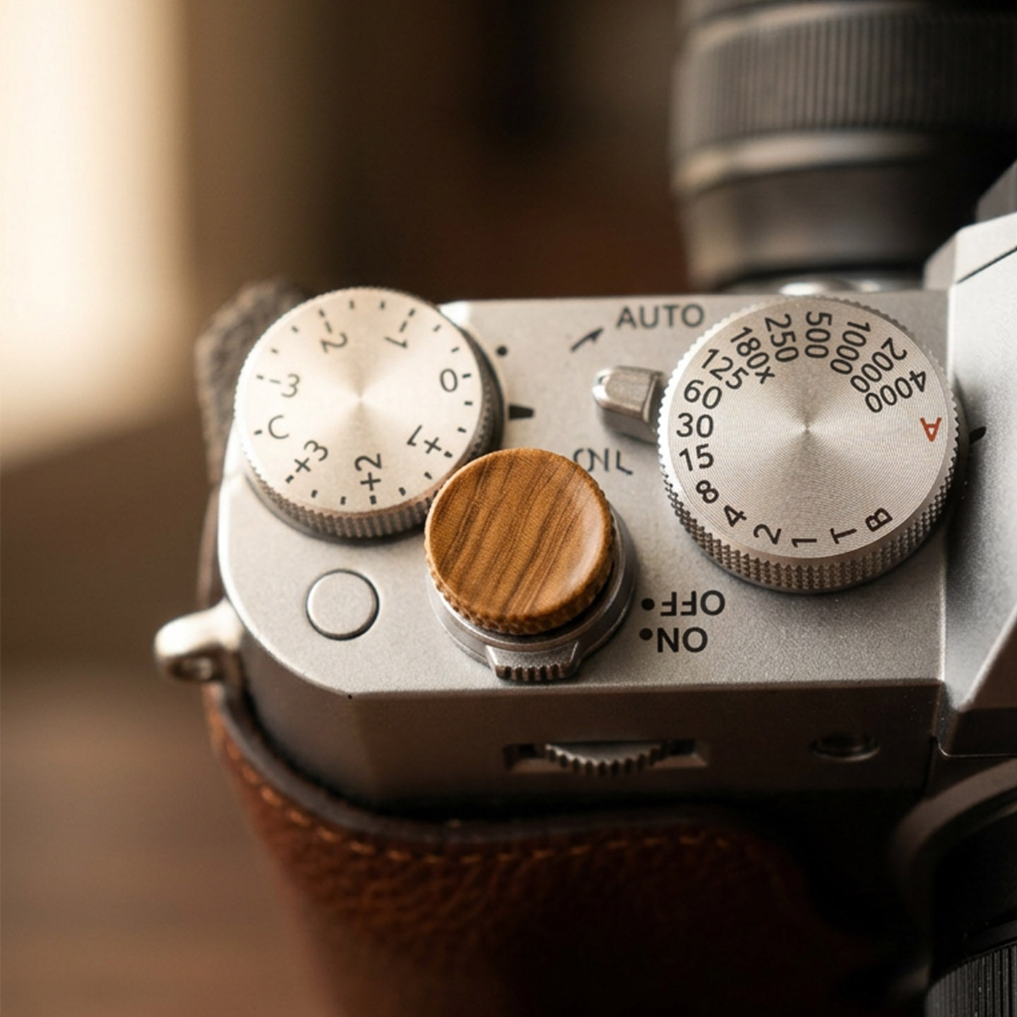 Pulsante a scatto in legno di  - Fujifilm Camera X-T5 recensione e prezzo
